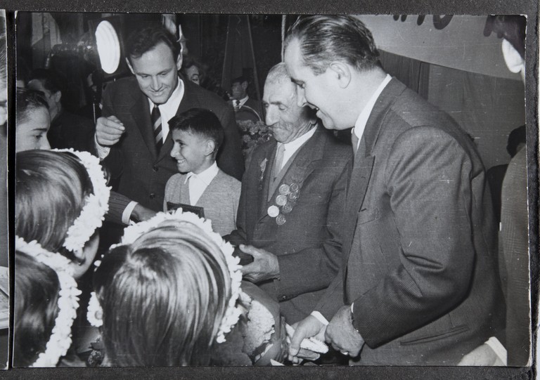 Reggio Emilia, 1955, Teatro Municipale, Festeggiamenti per l'80° di Alcide Cervi, omaggi ad Alcide Cervi